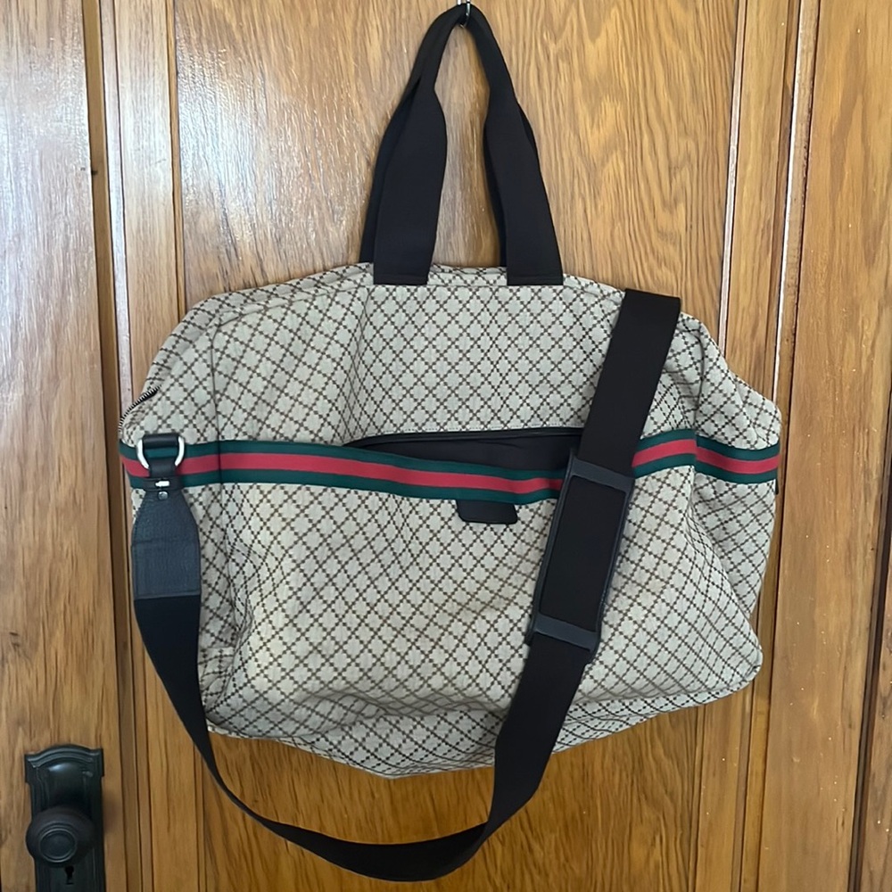Authentic Gucci bag. Great for travel. This bag has lots of space, 5 Lg pockets